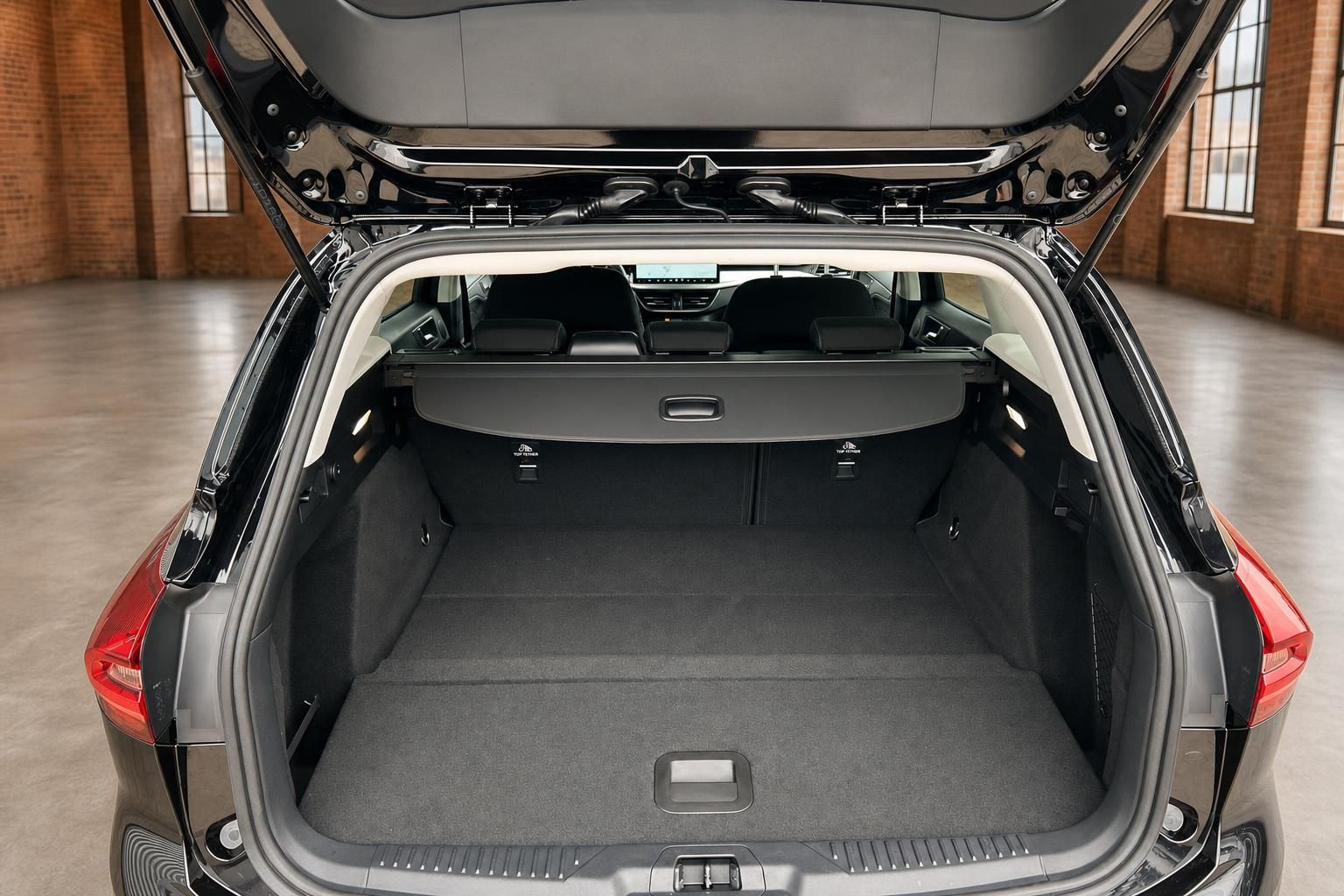 Ford Kofferraum geoeffnet mit Laderaumabdeckung und viel Stauraum