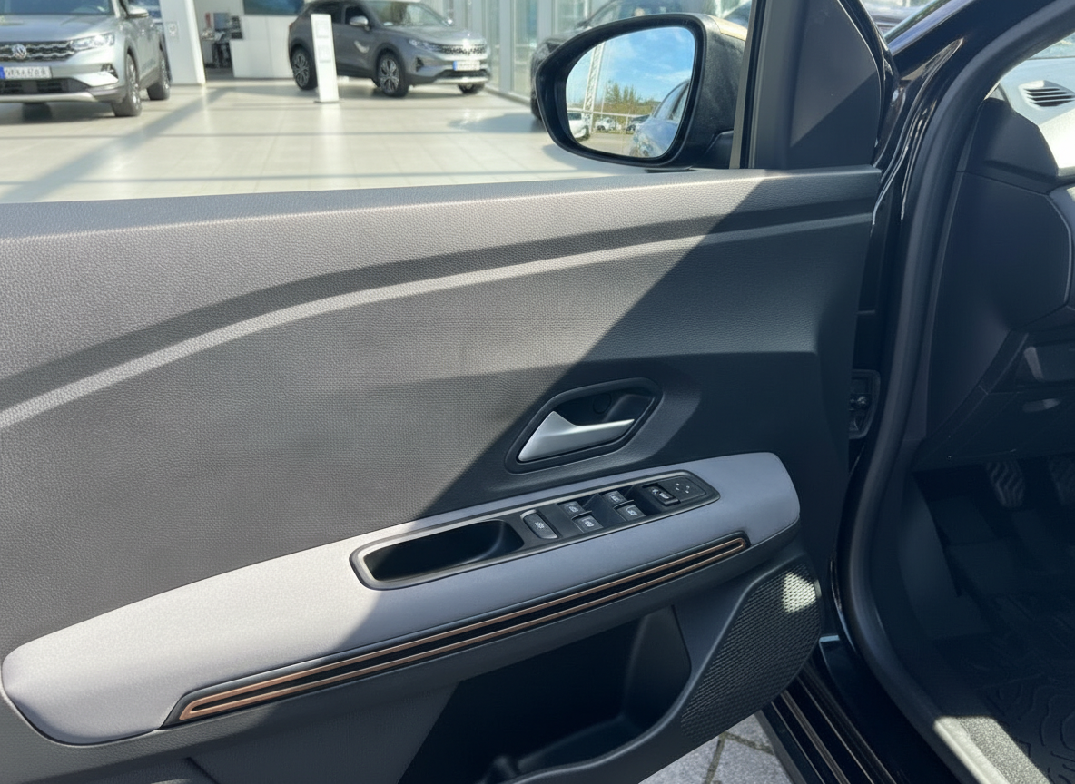 VW Fahrzeug Innenraum Fahrertür mit Fensterheber und Seitenspiegel im Autohaus