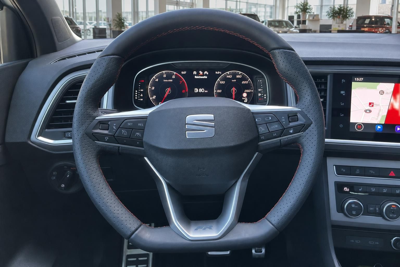 Lenkrad mit Multifunktionstasten und digitalem Cockpit von SEAT FR