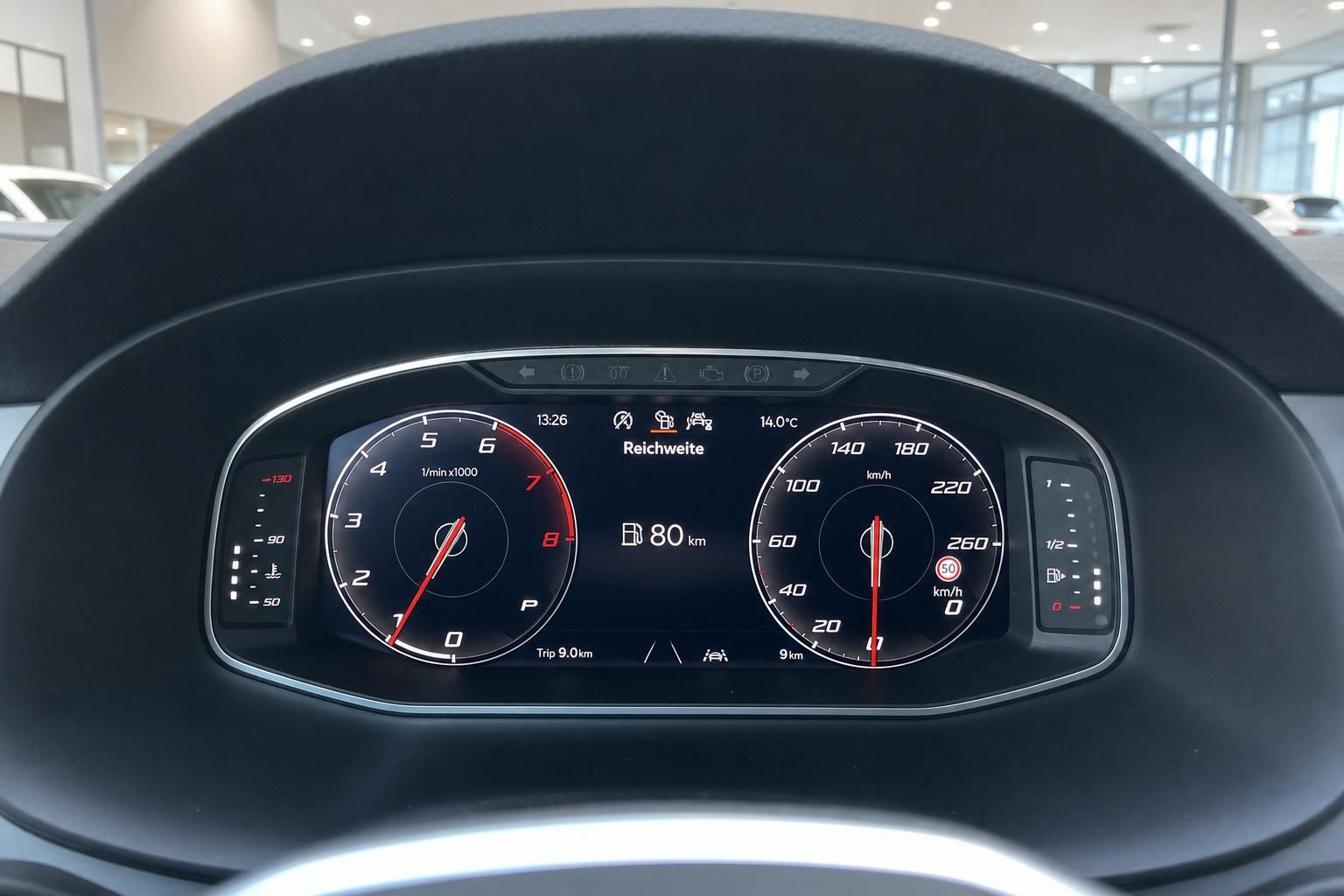 Digitales Kombiinstrument mit Tacho und Drehzahlmesser im Fahrzeug