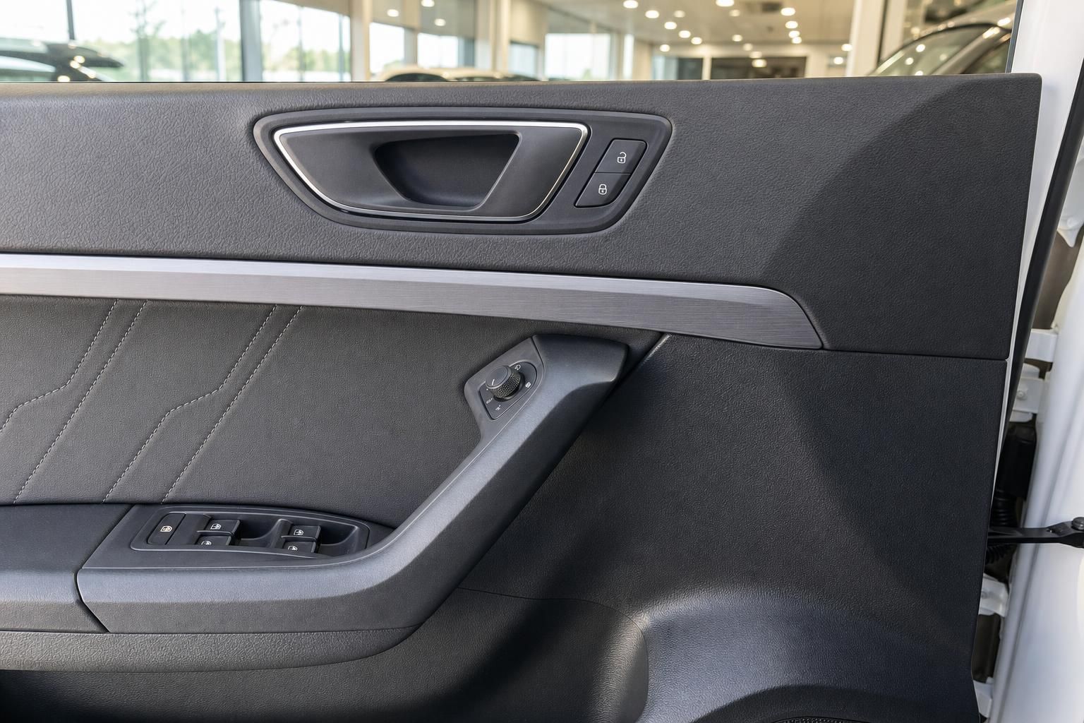 Türverkleidung mit Fensterheber und Türgriff im Fahrzeuginnenraum