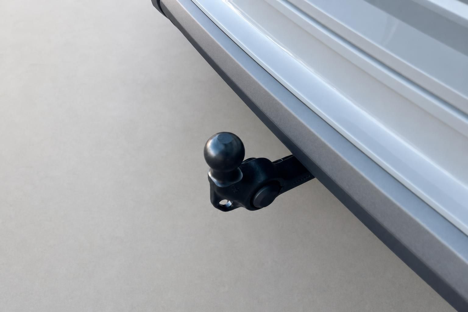 Nahaufnahme der Anhängerkupplung am Fahrzeugheck