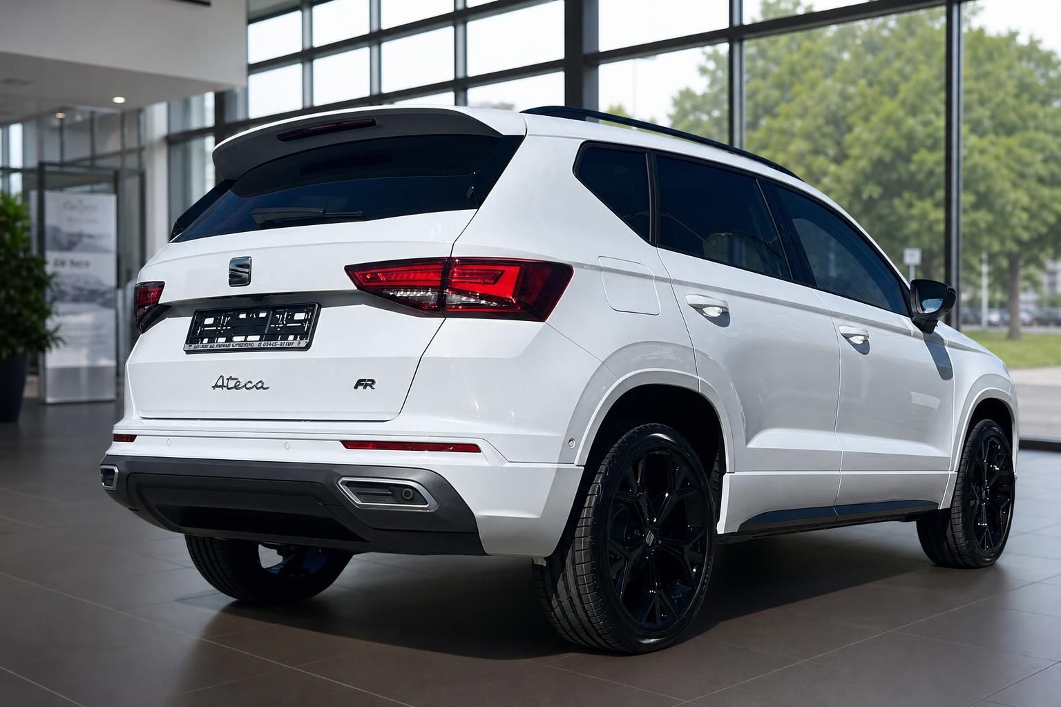 SEAT Ateca FR weiß, Heckansicht schräg im Showroom
