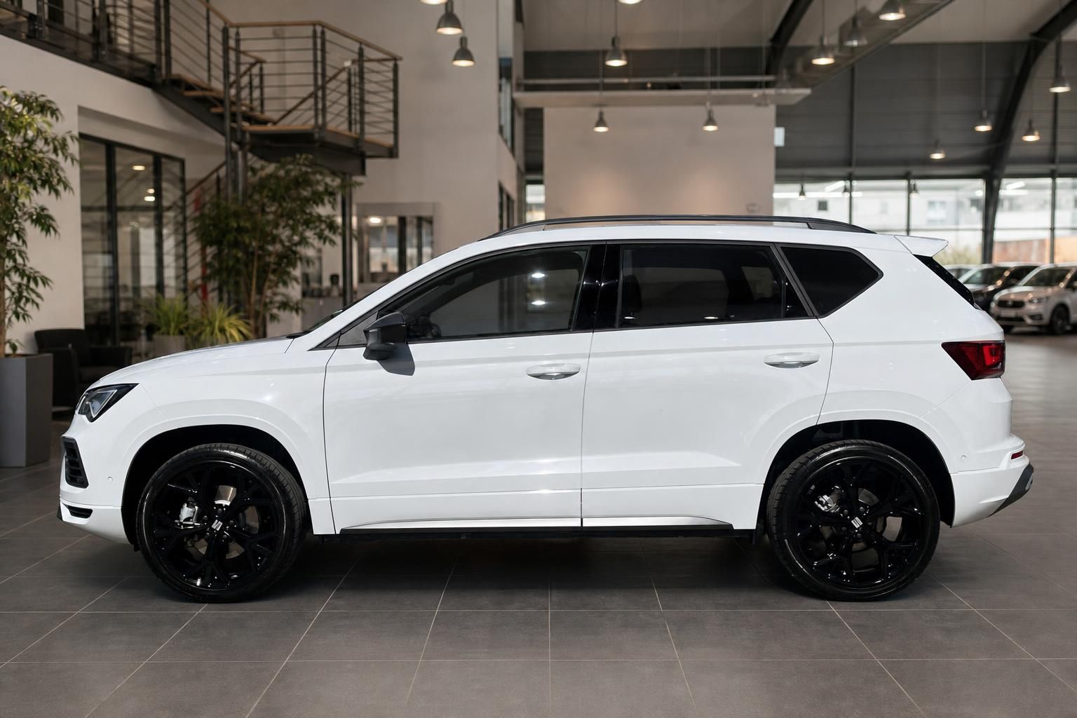 SEAT Ateca FR weiß, Seitenansicht im Autohaus