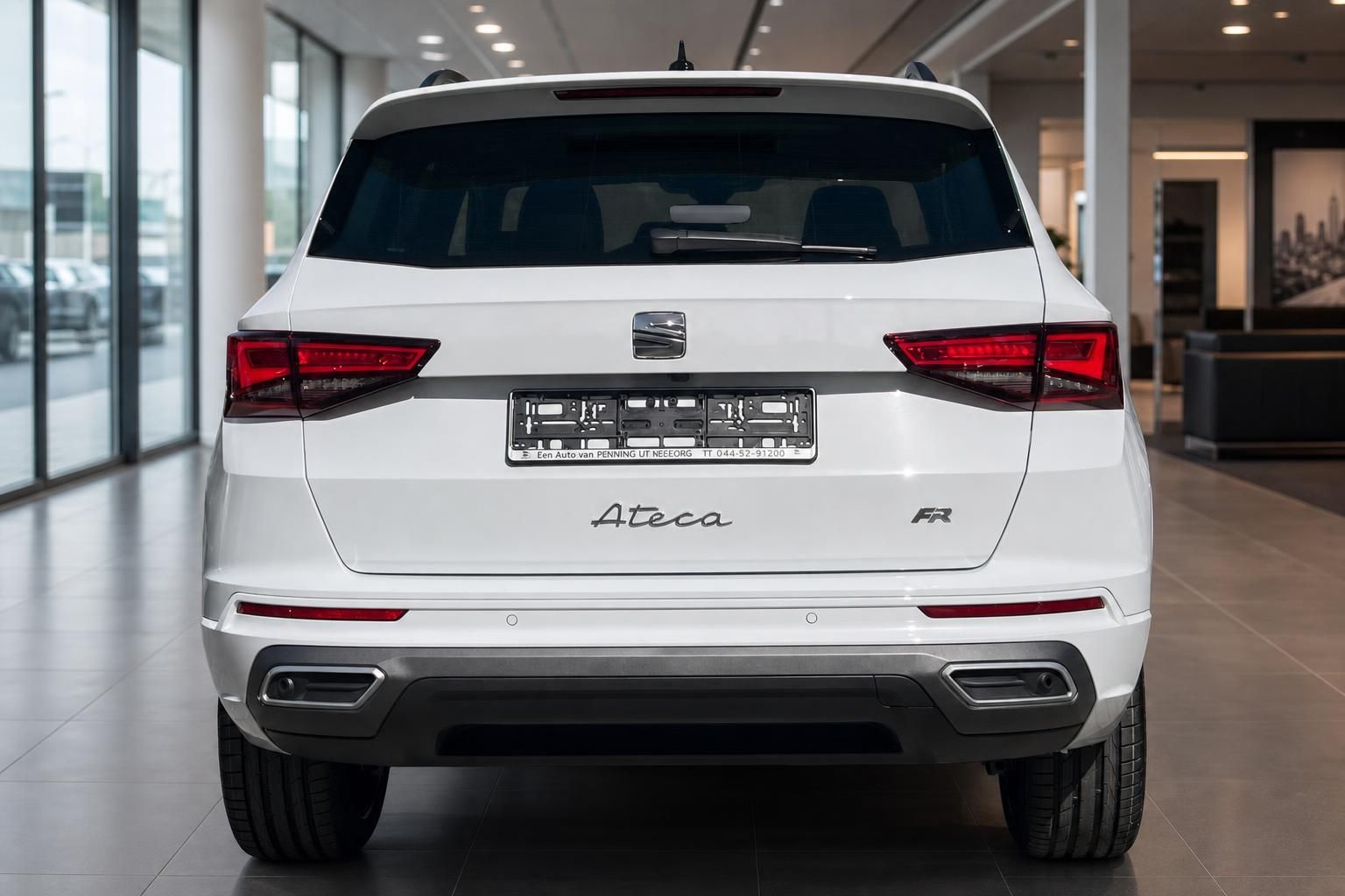 SEAT Ateca FR weiß, Heckansicht frontal mit Rückleuchten