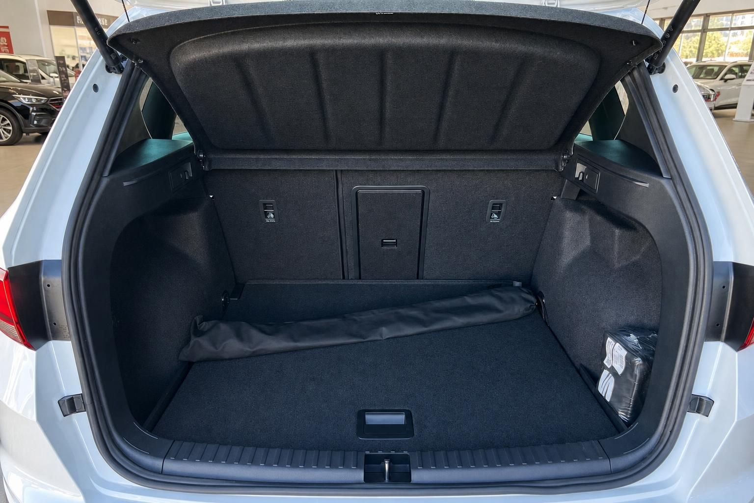SEAT Ateca Kofferraum mit geöffneter Heckklappe, Innenraum