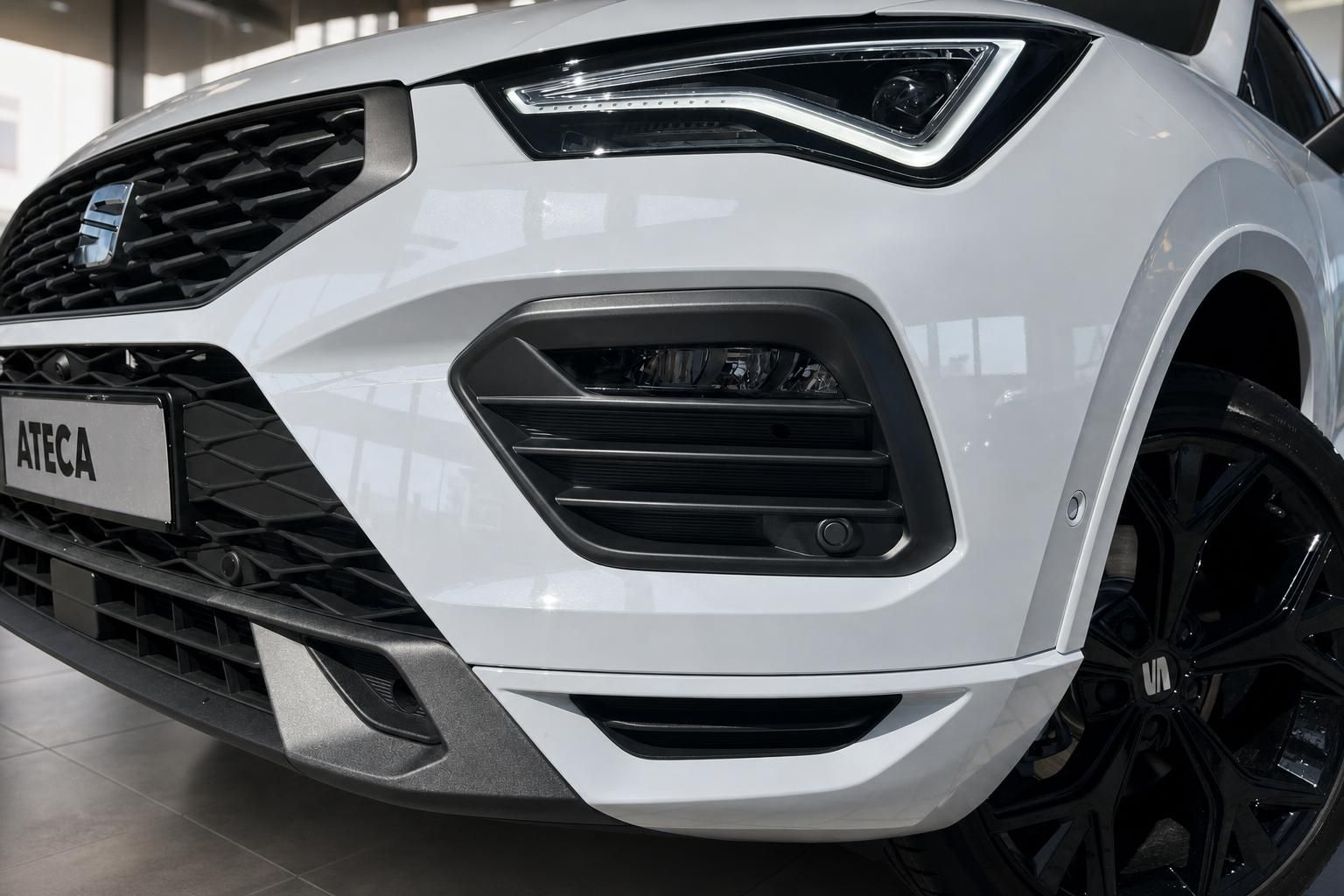 SEAT Ateca weiß - Frontstoßstange mit LED-Scheinwerfer und Kühlergrill Detail