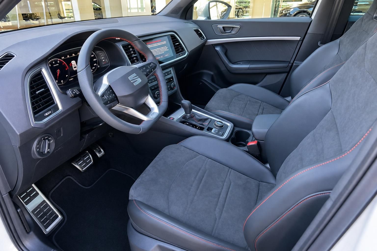 SEAT Ateca Interieur - Cockpit mit Sportsitzen und Lenkrad in Alcantara-Optik