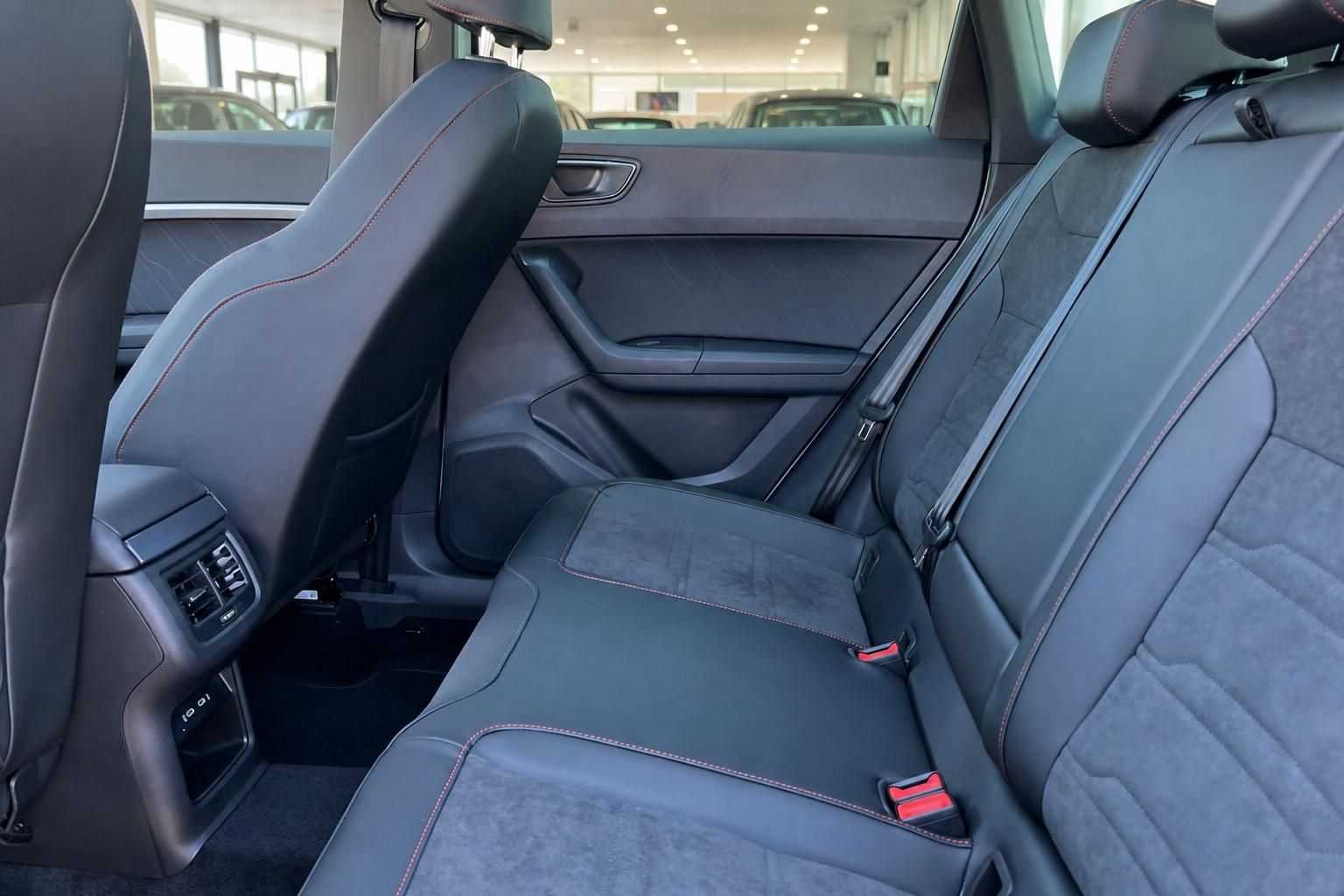SEAT Ateca Innenraum - Rücksitzbank mit schwarzem Lederbezug und roten Ziernähten