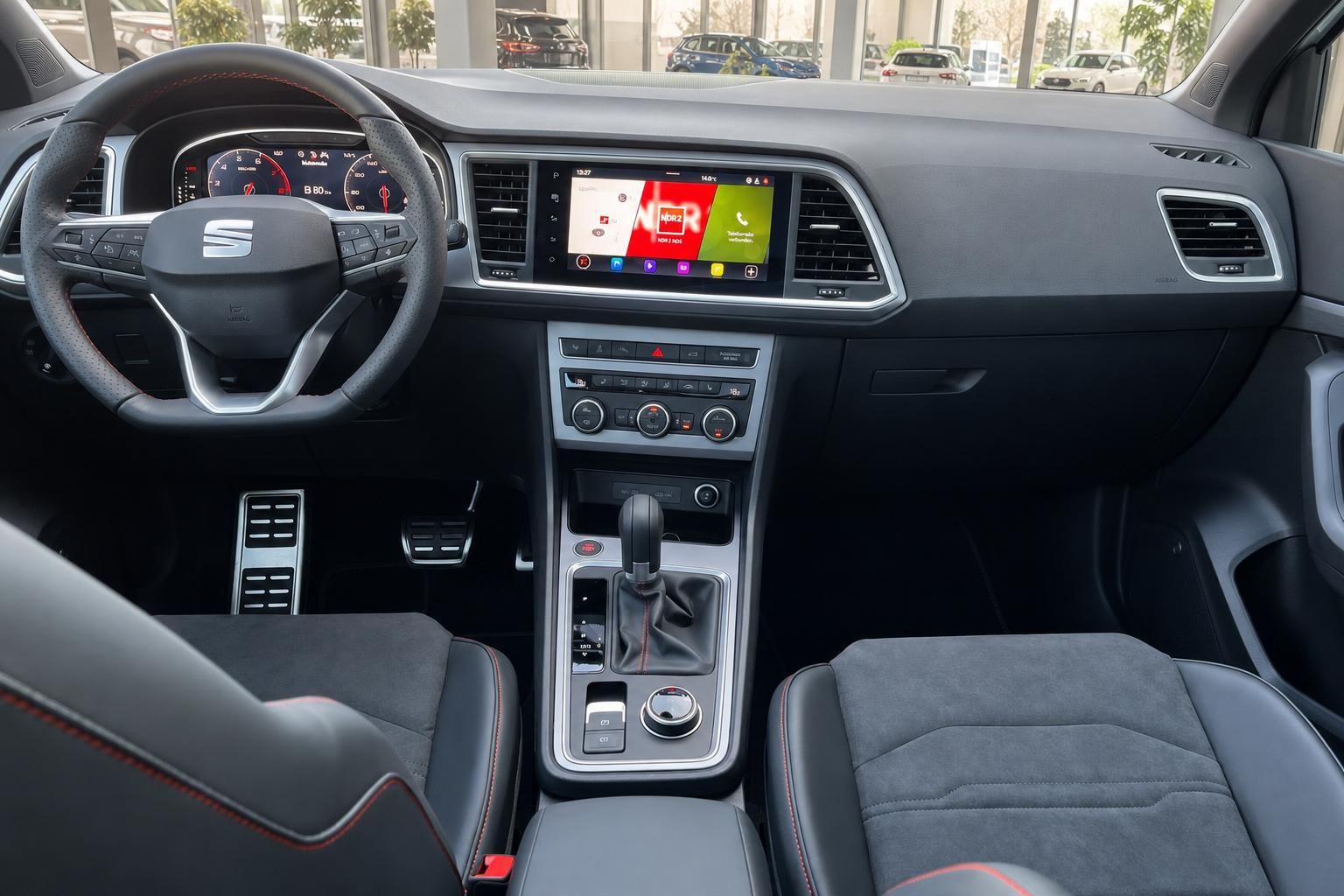 SEAT Ateca Cockpit - Armaturenbrett mit Touchscreen und Ledersitzen im Detail
