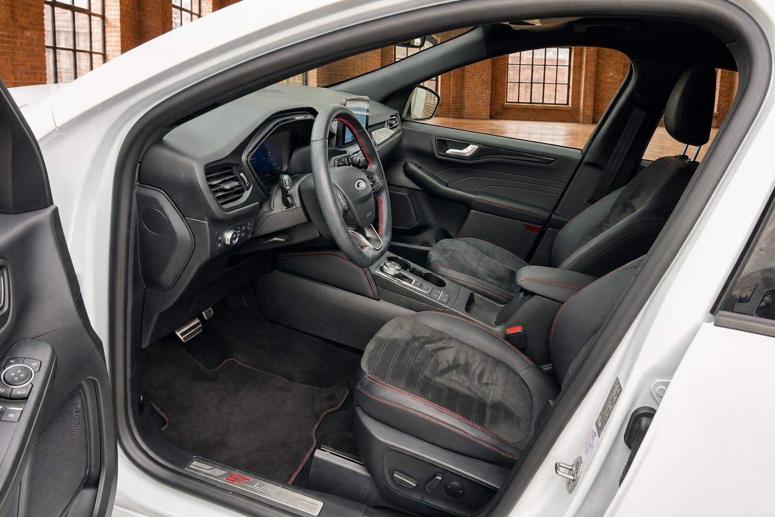 Ford ST-Line Innenraum mit Sportsitzen und Lederlenkrad rote Naht