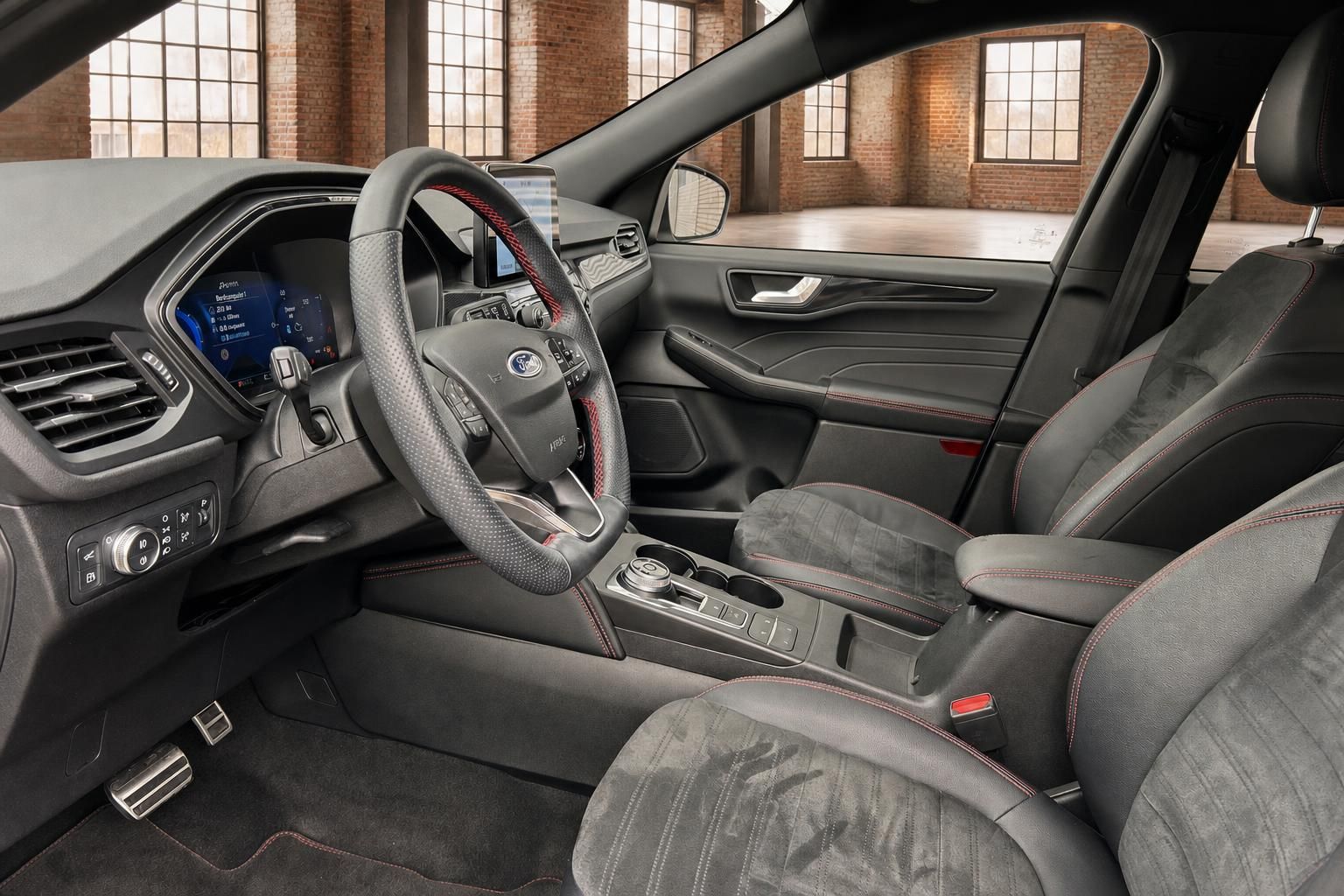 Ford Innenraum mit Lenkrad, Mittelkonsole und Sportsitzen im Detail