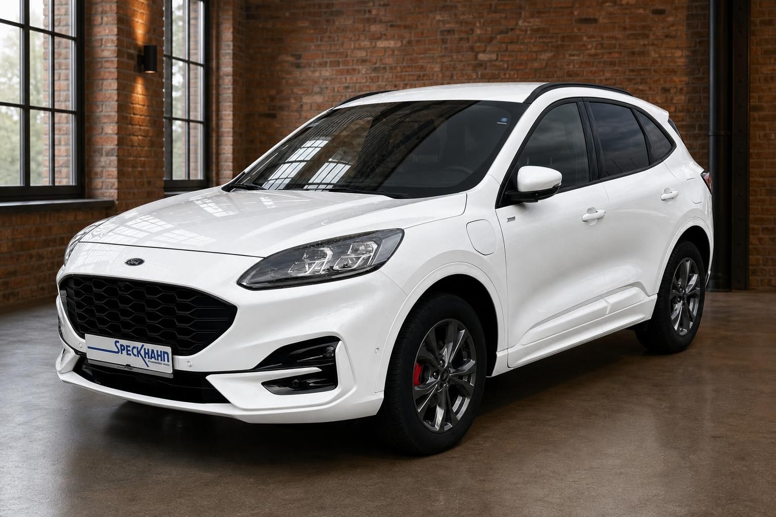 Ford Kuga weiß Frontansicht schräg in loftartiger Showroom-Umgebung