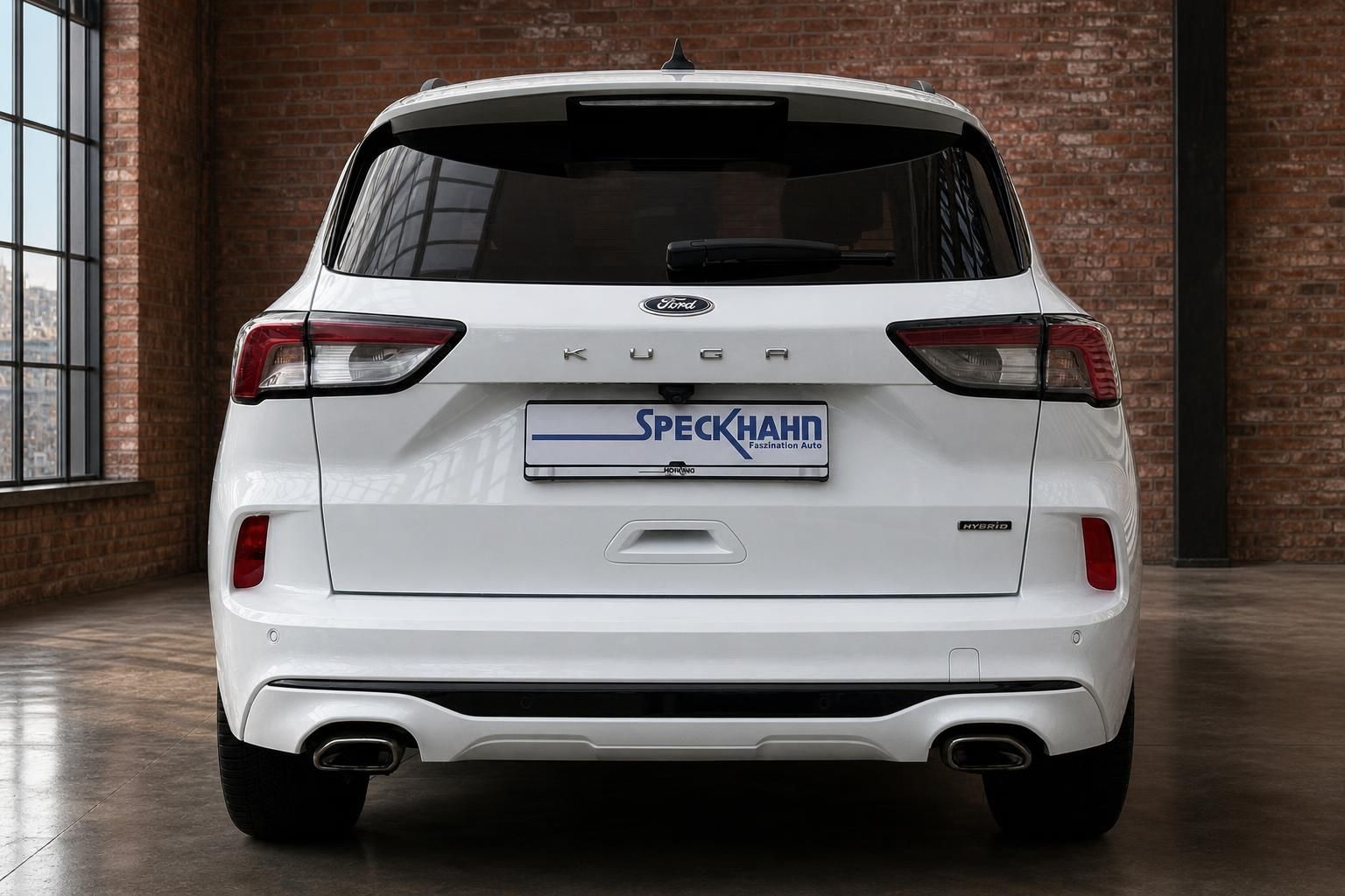 Ford Kuga weiß Hybrid Heckansicht frontal mit Kennzeichenhalter
