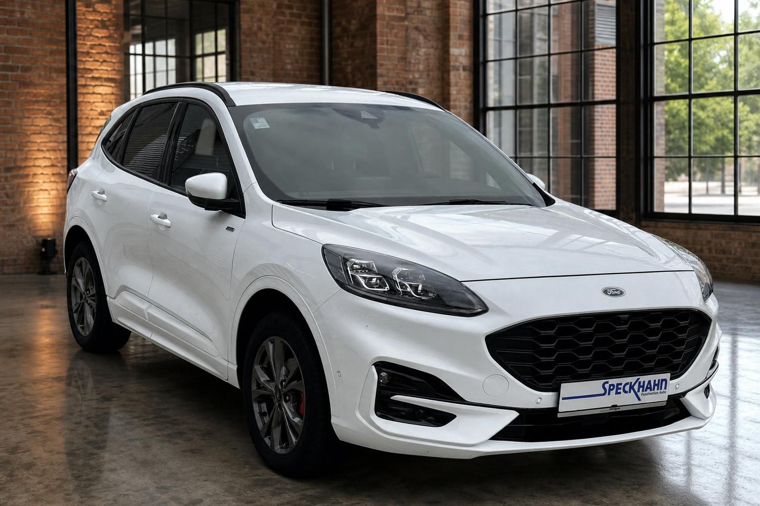 Ford Kuga weiß Front- und Seitenansicht vor großen Fenstern