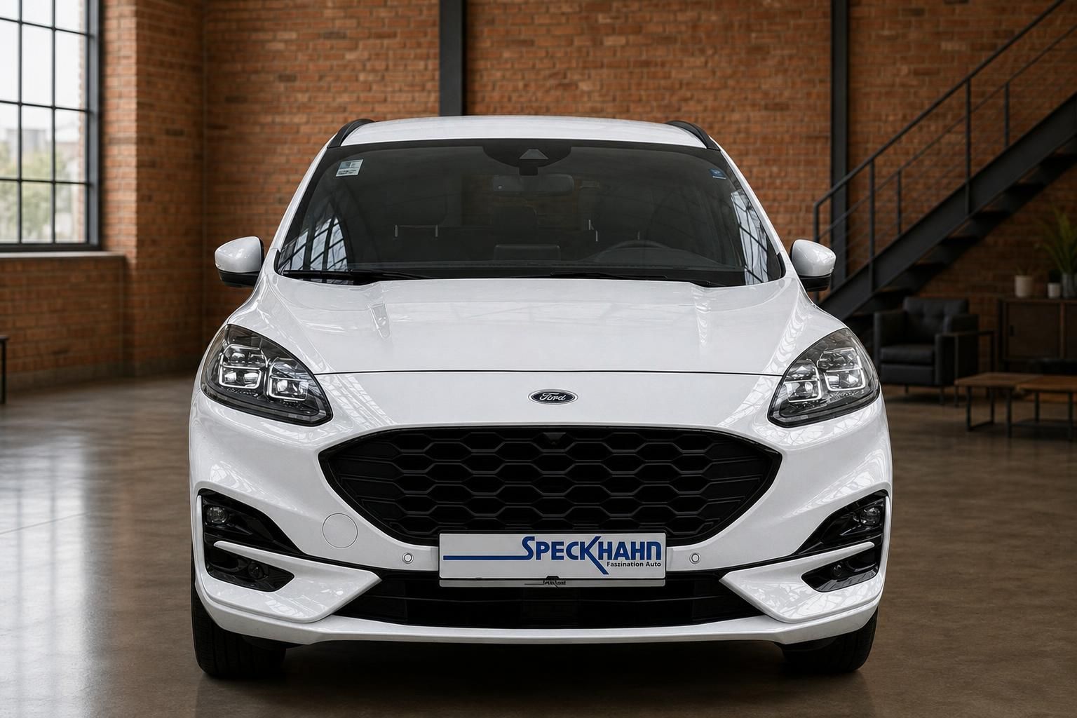 Ford Kuga weiß Frontansicht mit Kühlergrill und LED-Scheinwerfern