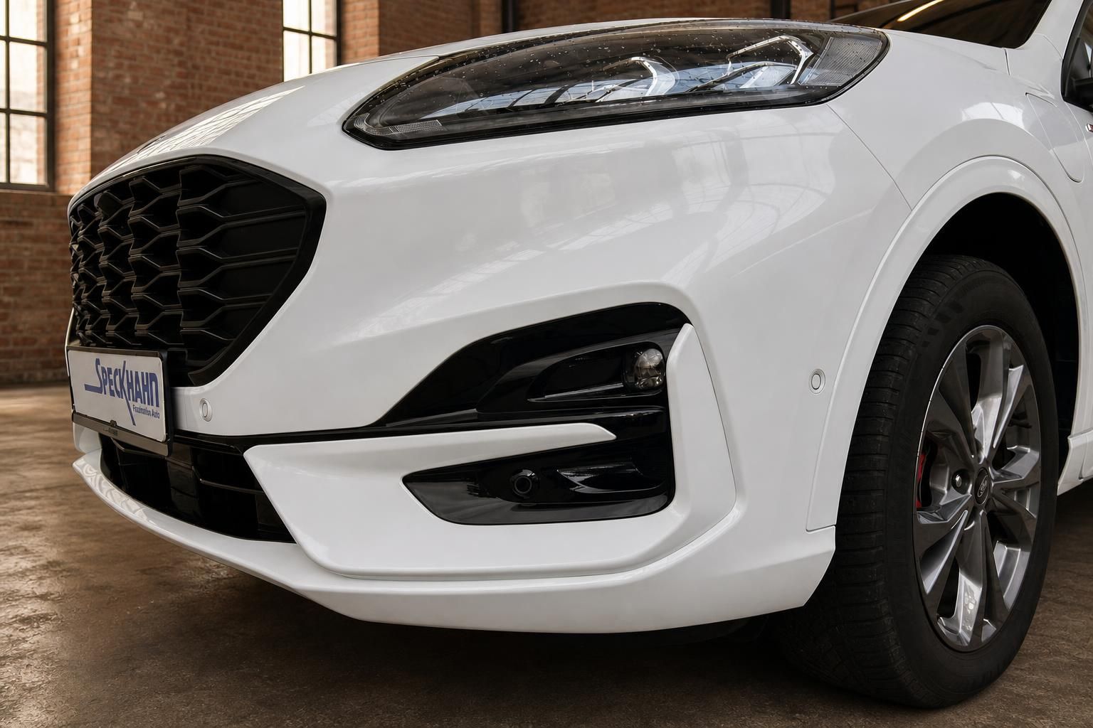 Ford SUV weiß Detailansicht Frontstoßstange und Scheinwerfer