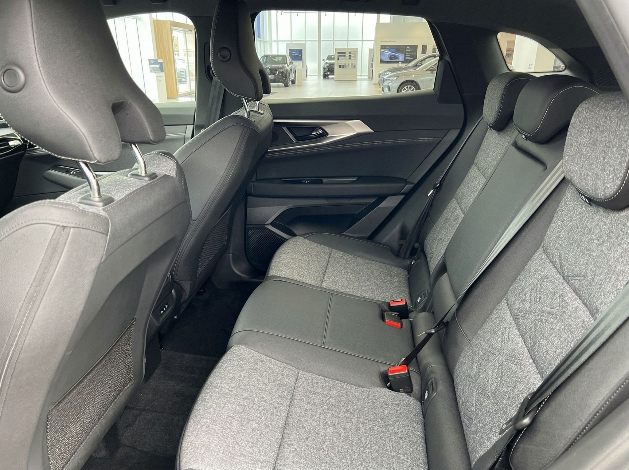 Renault Rücksitzbank mit grauer Polsterung und Sicherheitsgurten im Fond