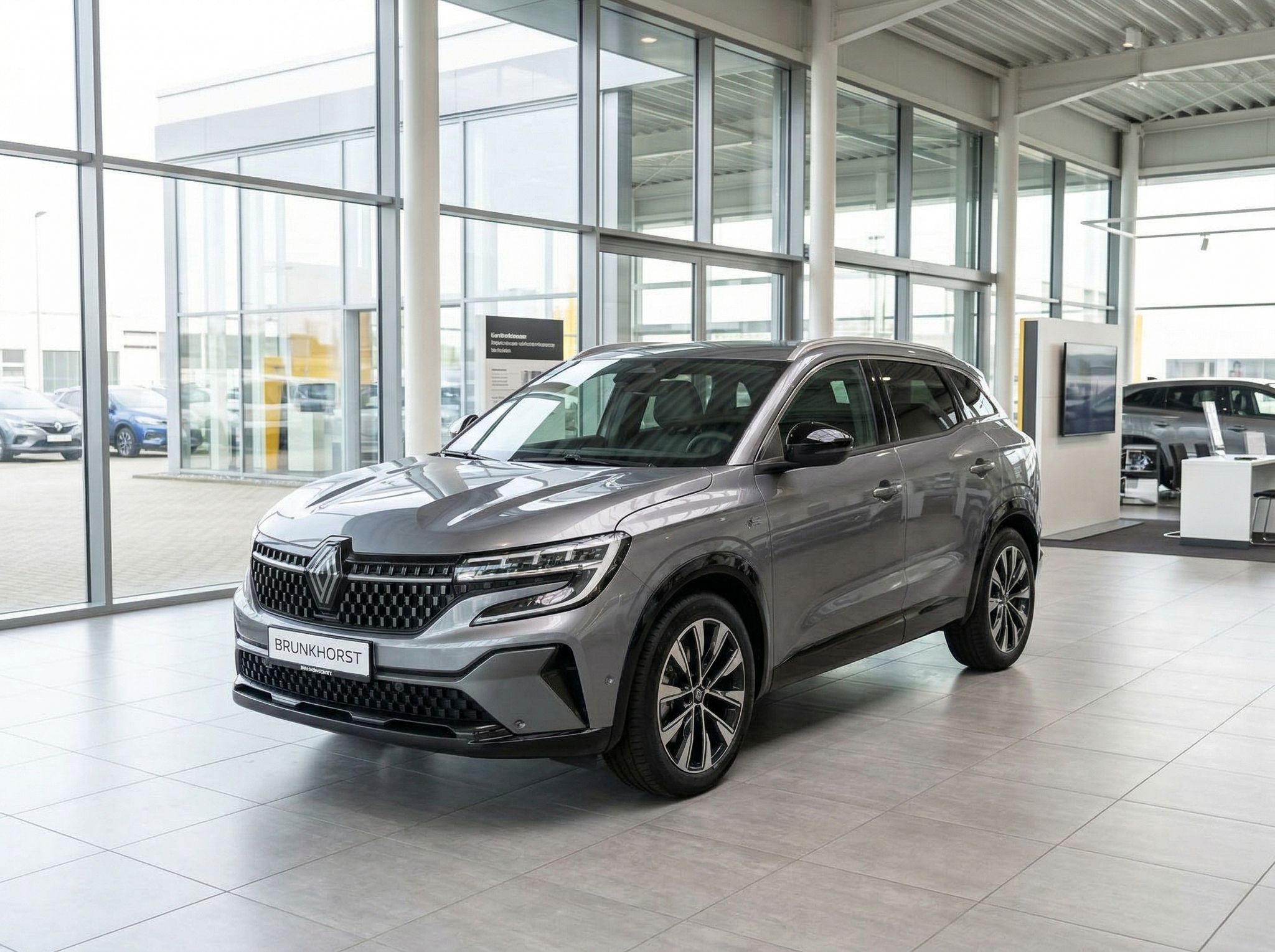 Grauer Renault SUV im modernen Autohaus-Showroom - Frontansicht mit elegantem Design