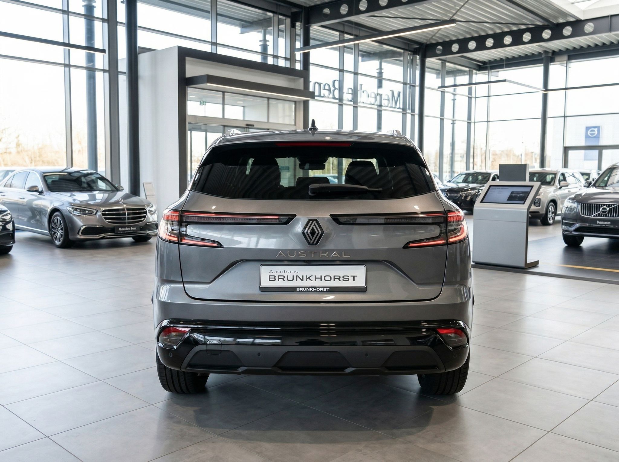 Renault Austral SUV in grau - Heckansicht im Autohaus Brunkhorst Showroom