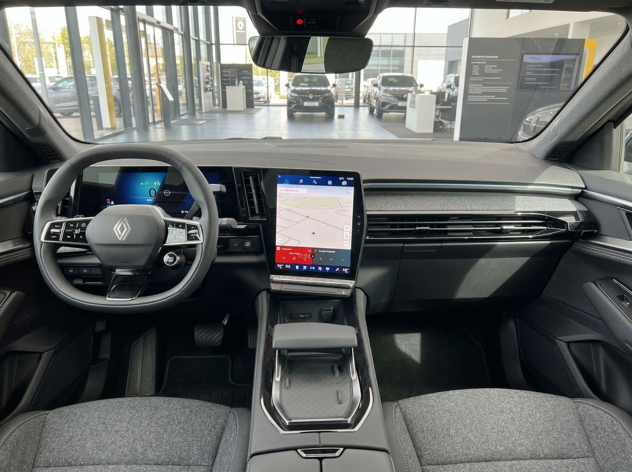 Renault Innenraum mit digitalem Cockpit und großem Touchscreen-Display im Autohaus