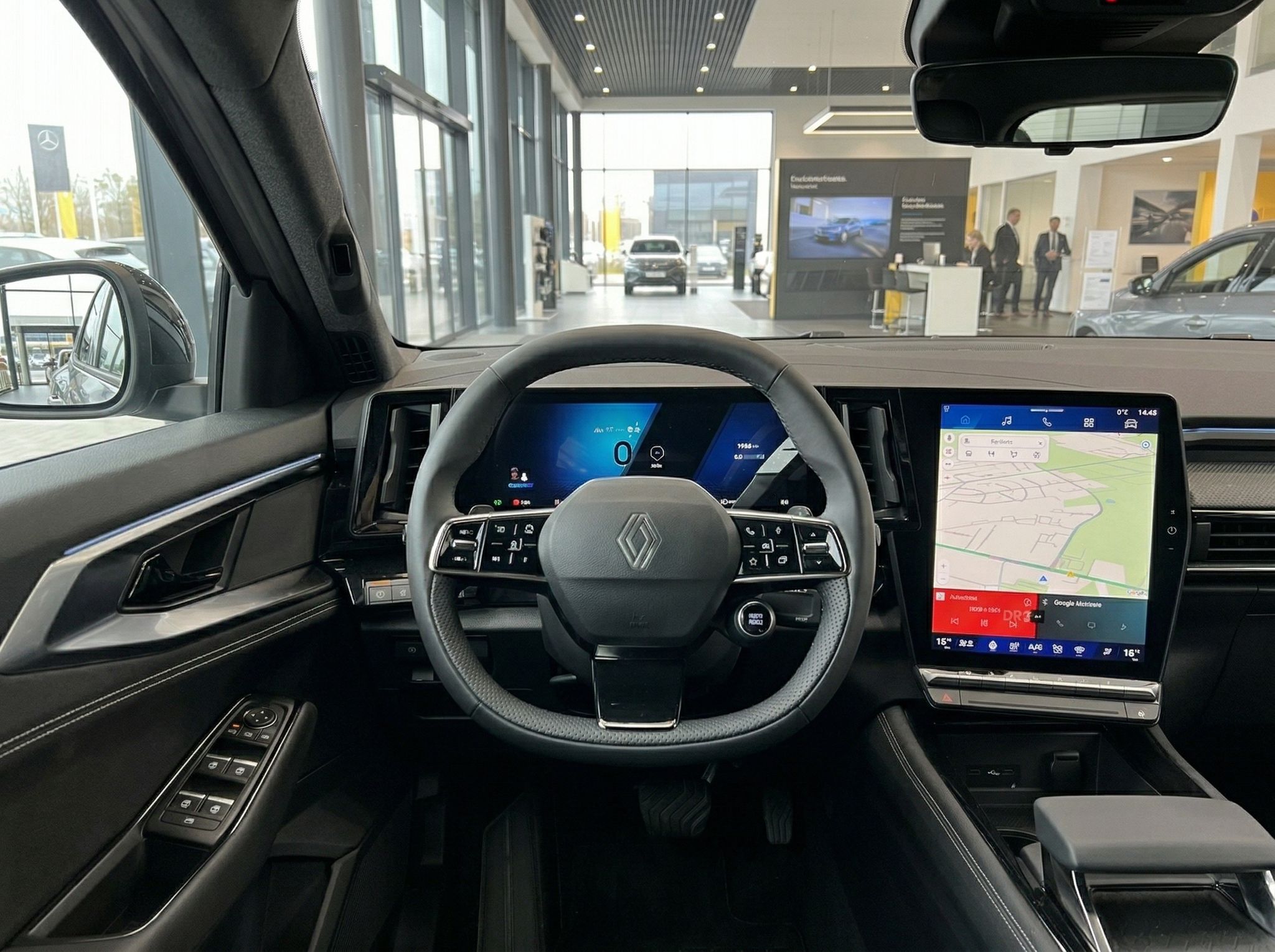 Moderner Renault Innenraum mit Lenkrad und Navigationssystem im Showroom