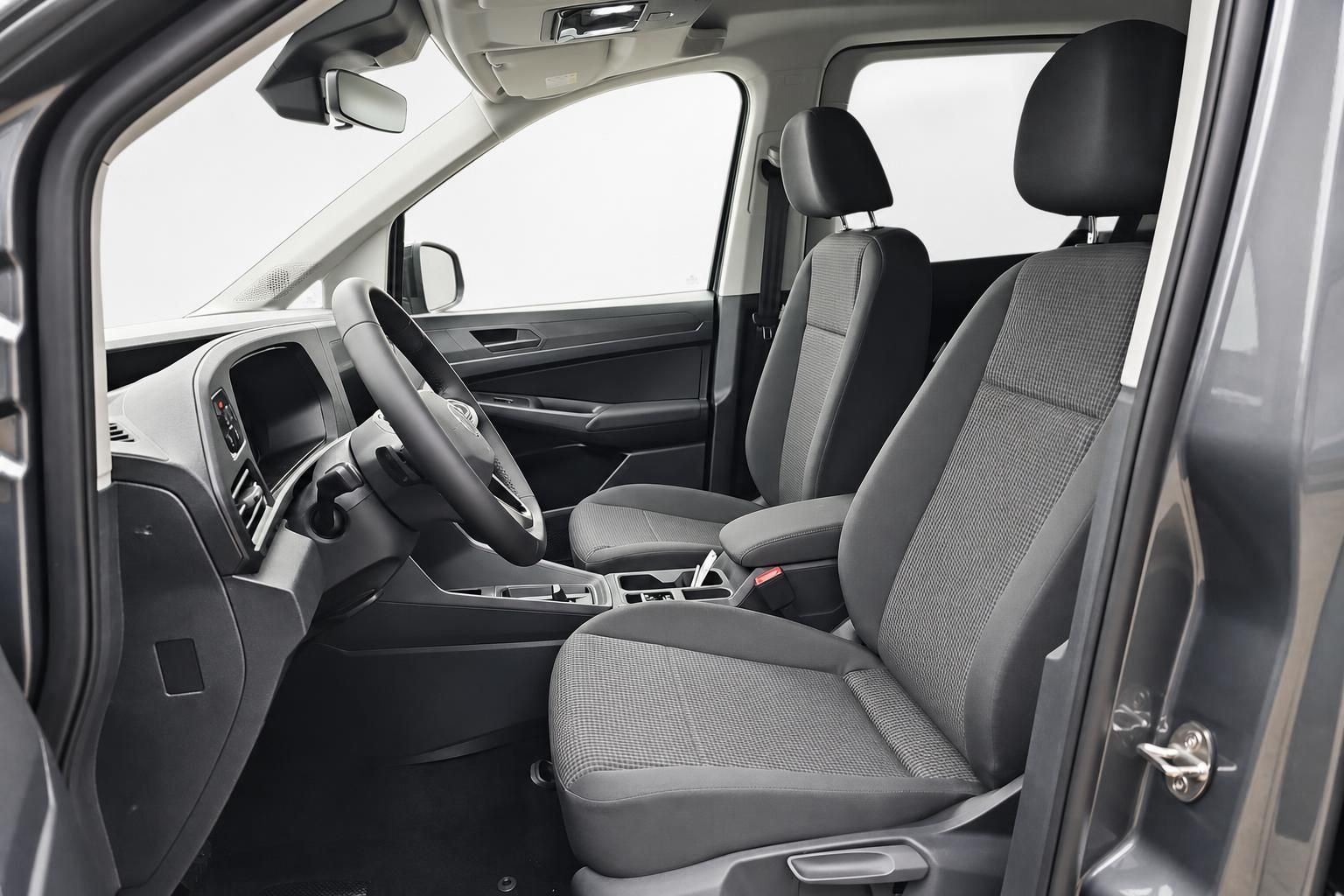 VW Caddy Innenraum Vordersitze und Cockpit Ansicht