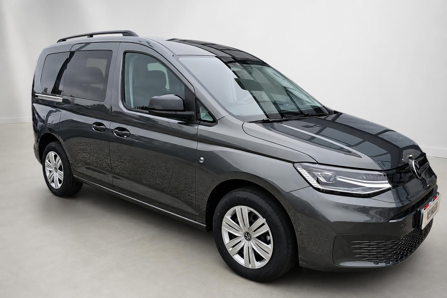 VW Caddy in Dunkelgrau, Seitenansicht schraeg vorne