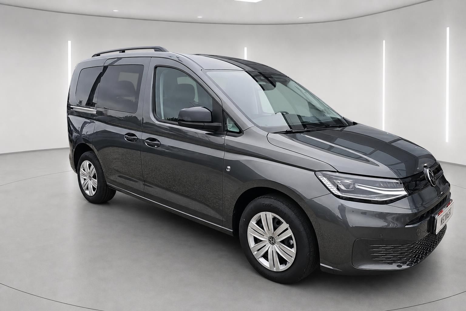 VW Caddy Van in Grau, Frontansicht seitlich im Studio