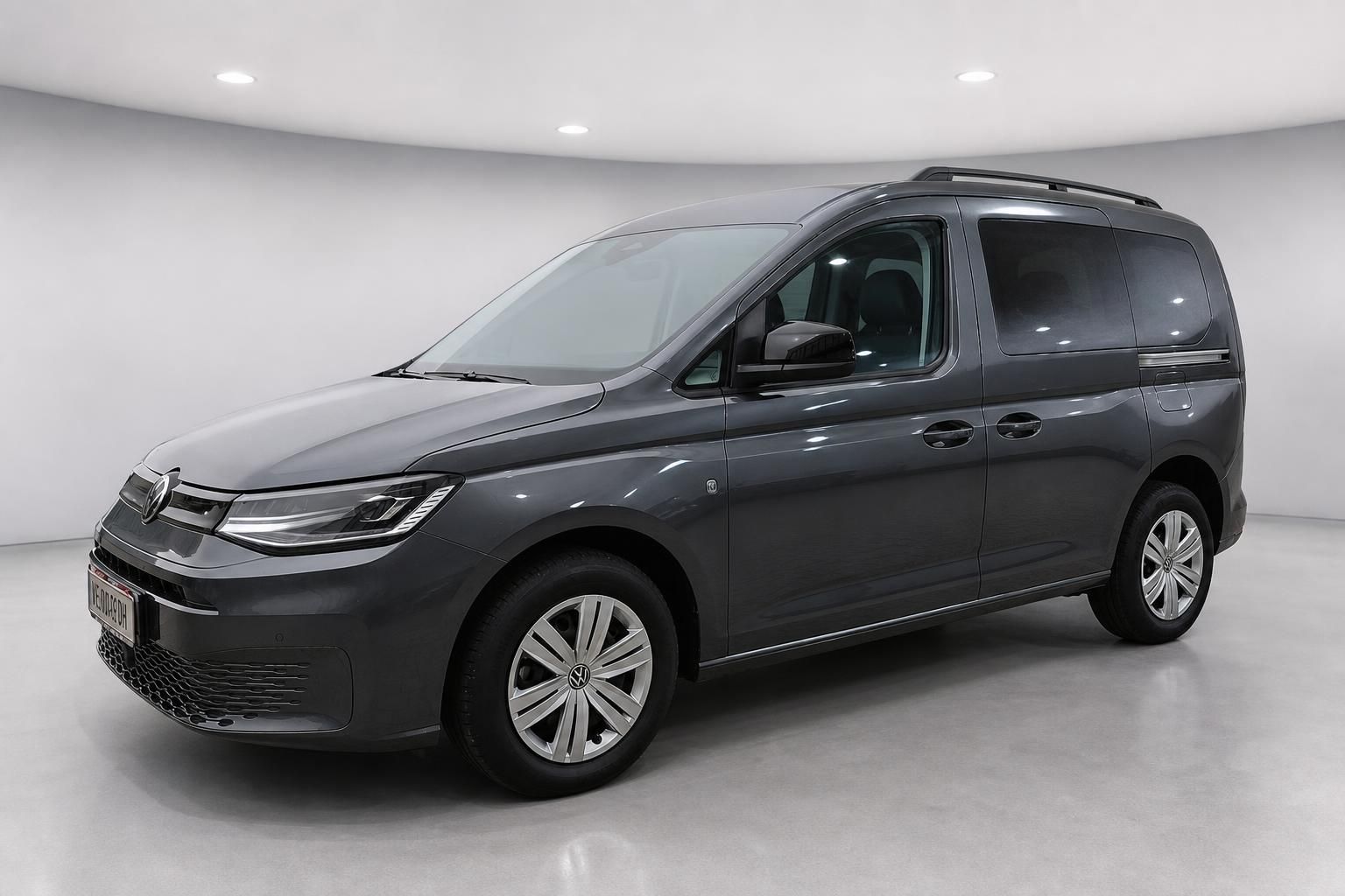 VW Caddy in Grau, Frontansicht schraeg im Studio