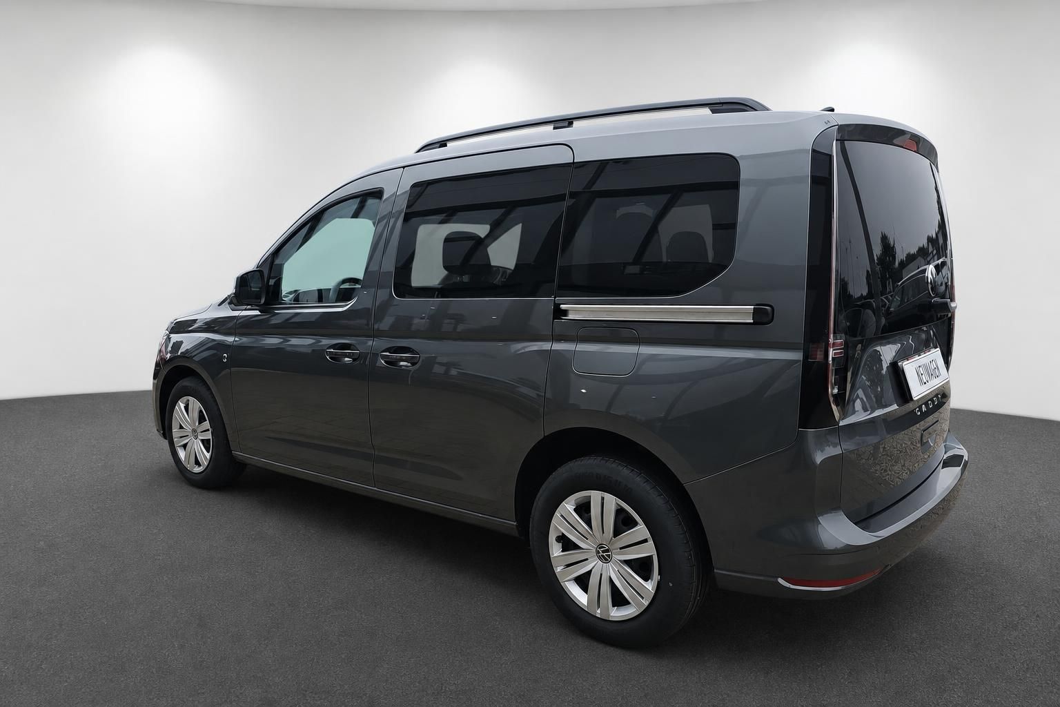 VW Caddy grau Heckansicht seitlich im Studio