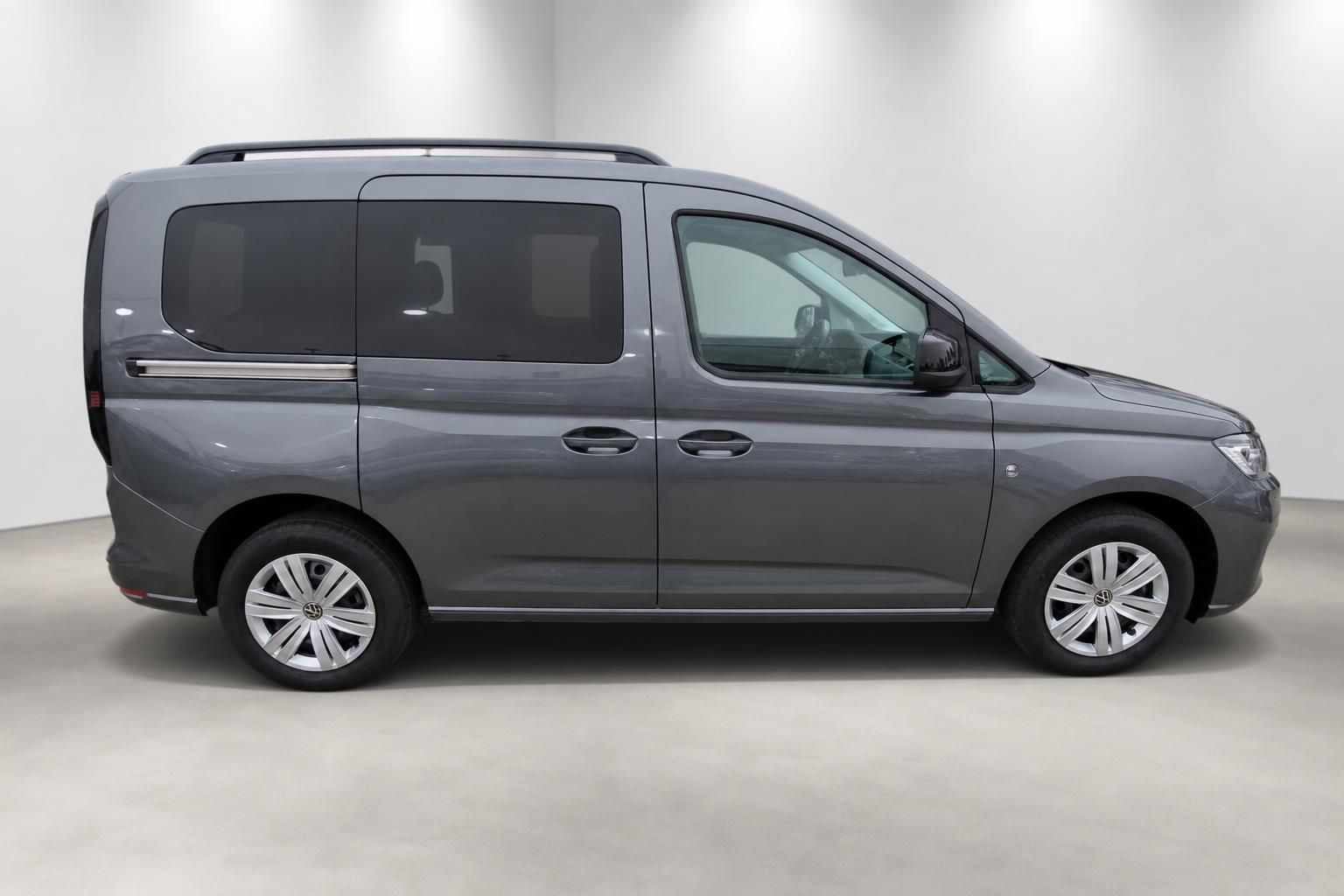 VW Caddy grau Seitenansicht im Fotostudio