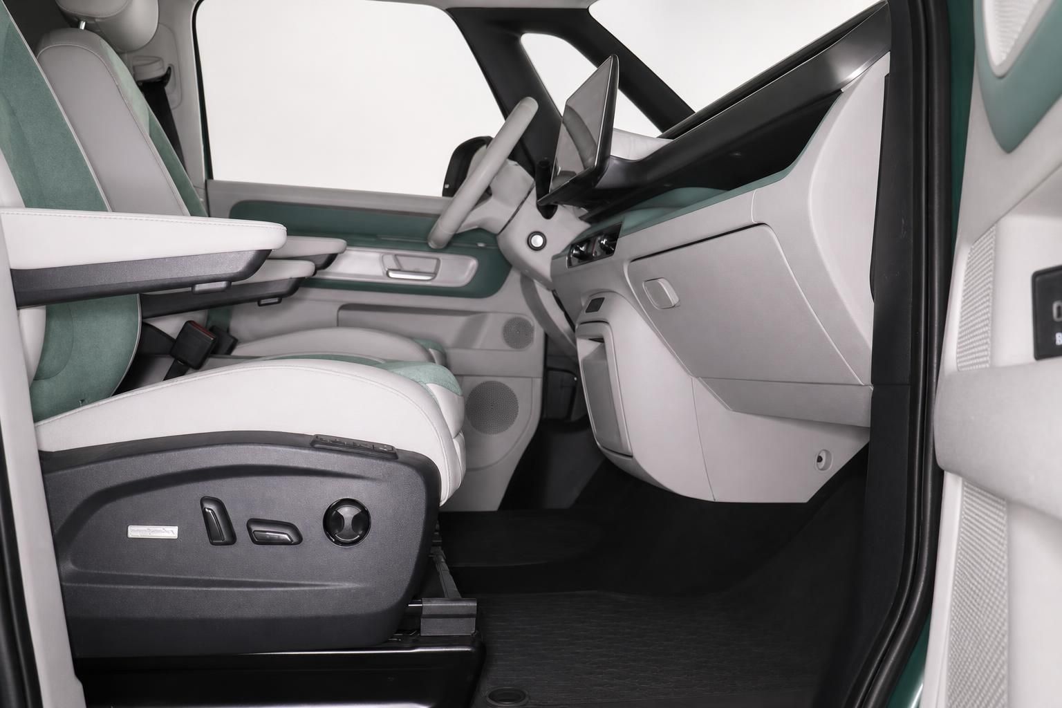 VW Van Innenraum mit Blick auf Armaturenbrett und Sitze