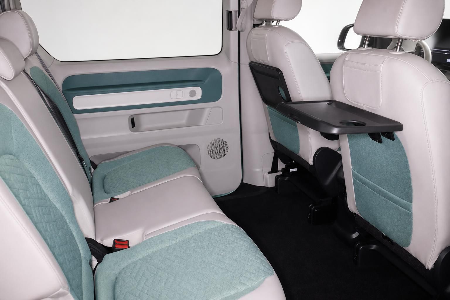 Rücksitzbank mit ausklappbarem Tisch im VW Multivan Innenraum