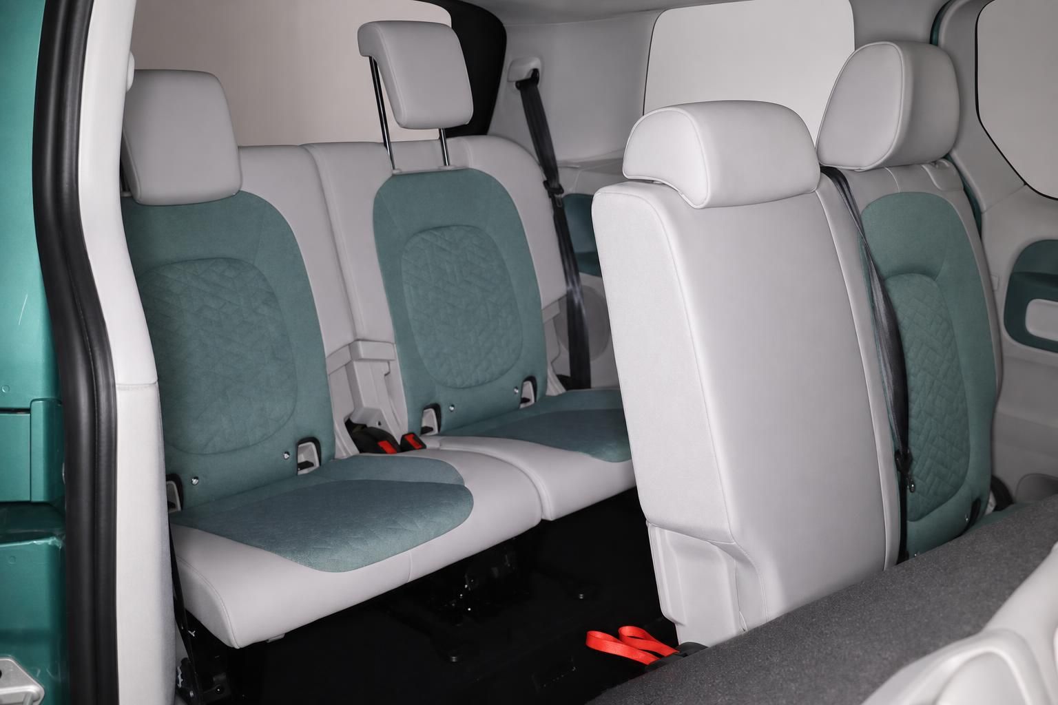 Dritte Sitzreihe im Fond des VW Vans mit grüner Polsterung