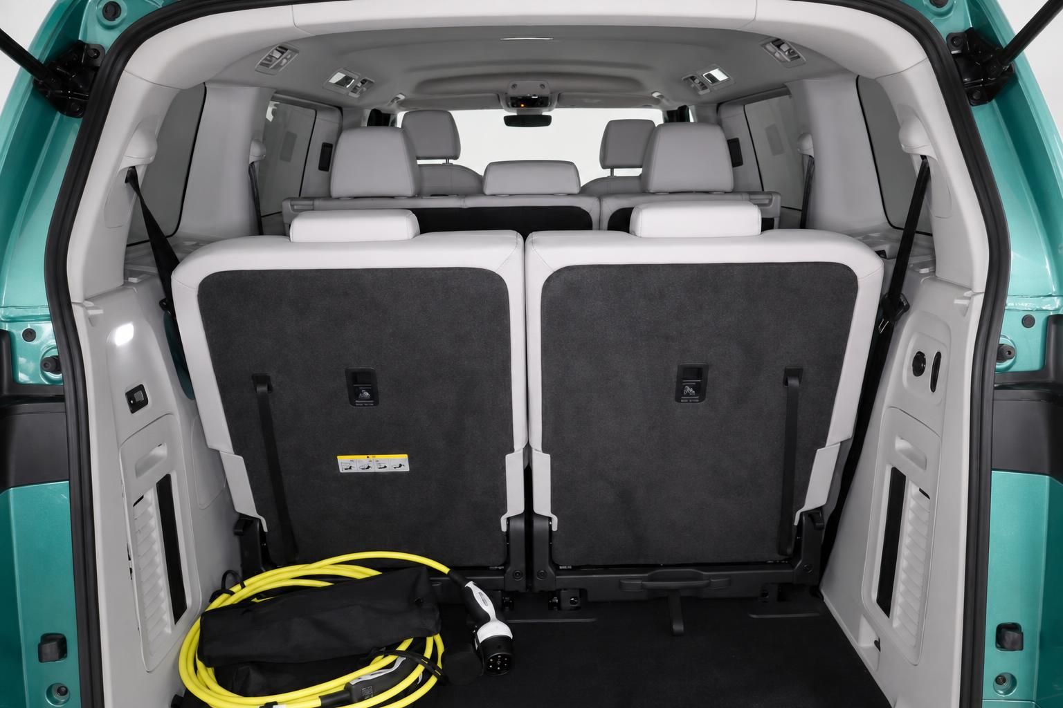 Kofferraum mit umgeklappten Sitzen und Ladekabel im VW Elektro-Van