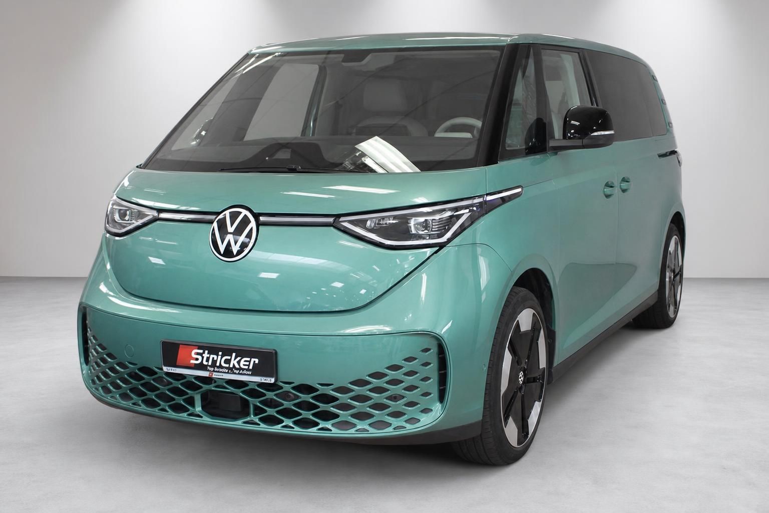 VW ID. Buzz türkis, Frontansicht mit Kühlergrill und Logo