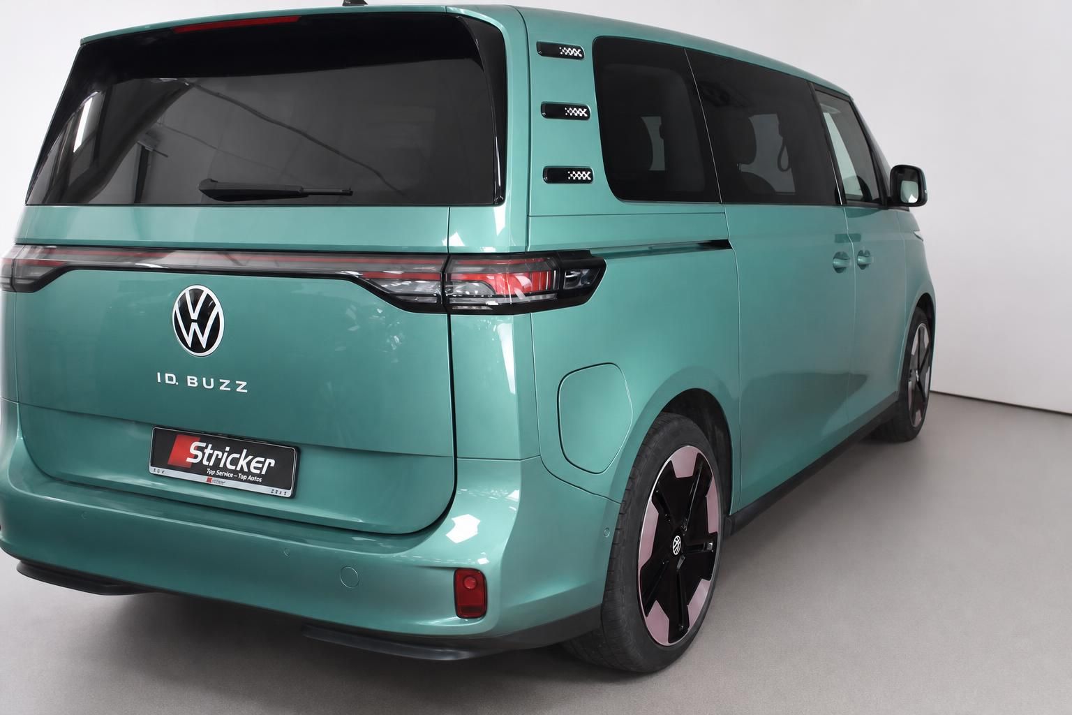 VW ID. Buzz in Türkis Metallic, Heckansicht mit Felgen im Studio