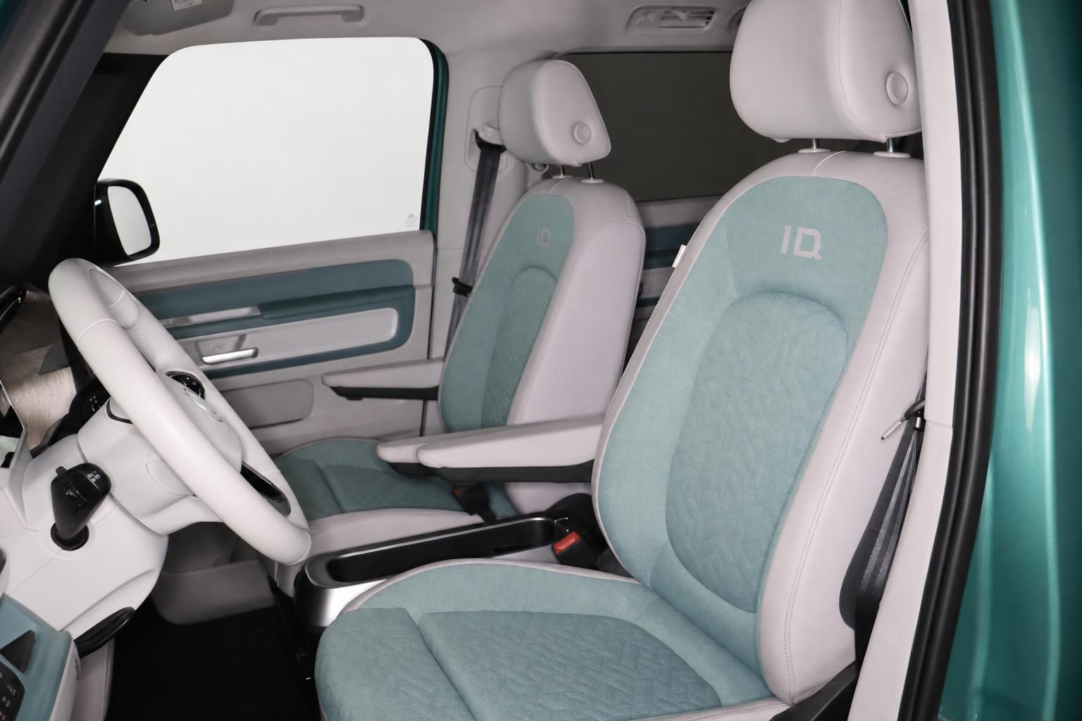 VW ID. Buzz Vordersitze mit IQ Logo in Türkis und Weiß