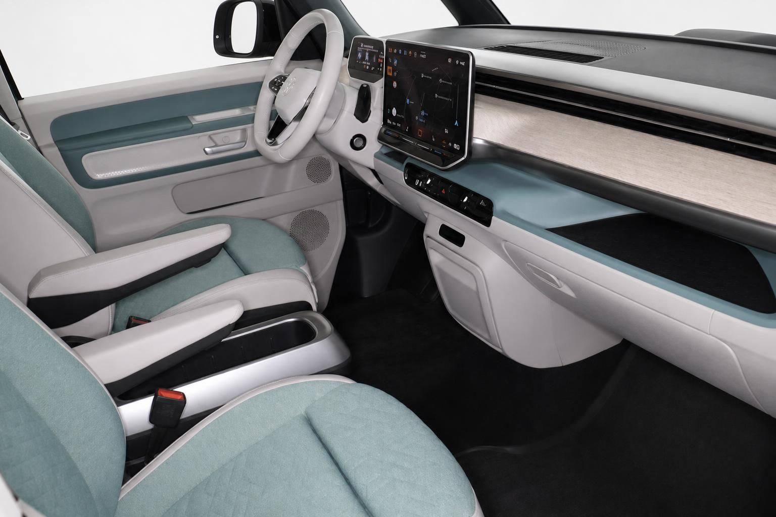 VW Bulli Innenraum mit hellem Leder und Touchscreen-Cockpit