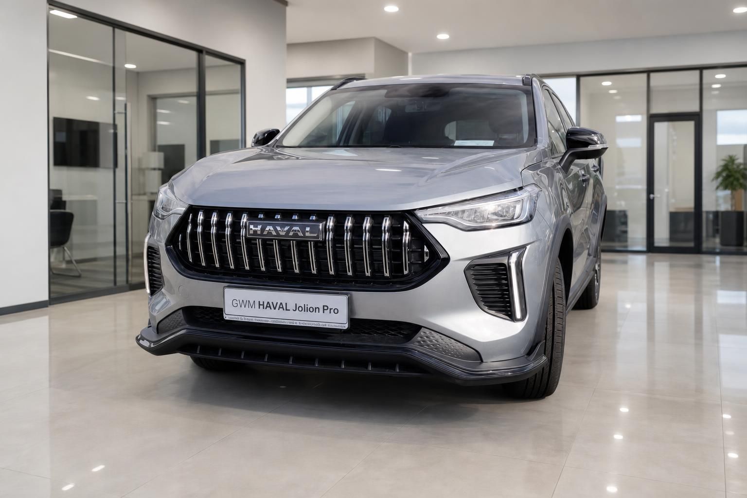 GWM Haval Jolion Pro SUV in Silber, Frontansicht im Autohaus
