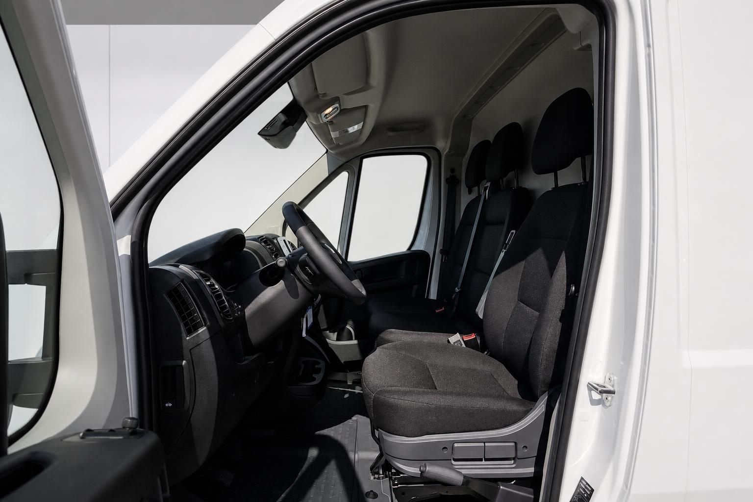 Fiat Ducato Innenraum Fahrersitz und Cockpit Ansicht durch offene Tuer