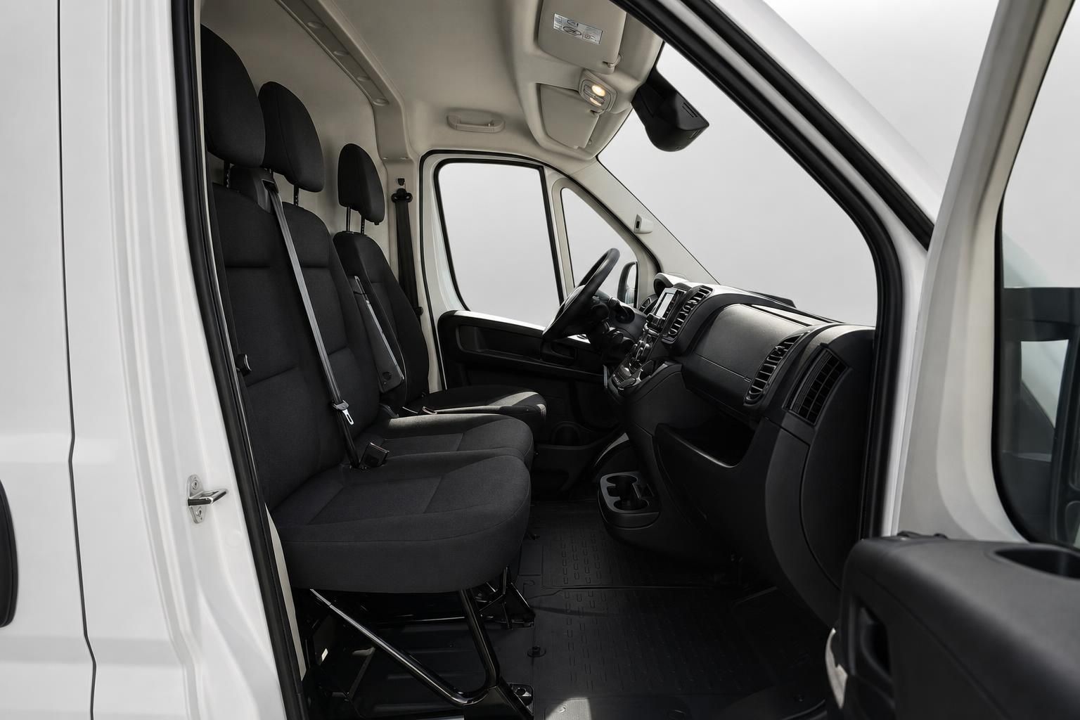 Fiat Ducato Innenraum Beifahrersitze und Armaturenbrett Detailansicht