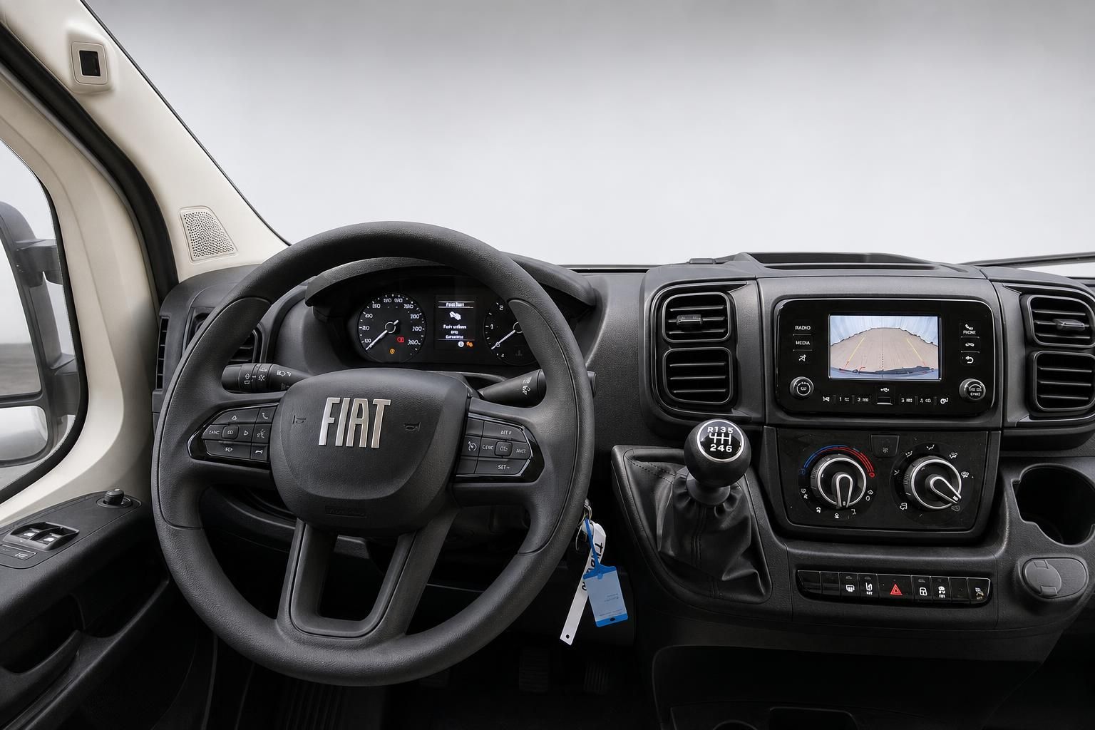 Fiat Transporter Cockpit mit Lenkrad, Rückfahrkamera und Schaltung
