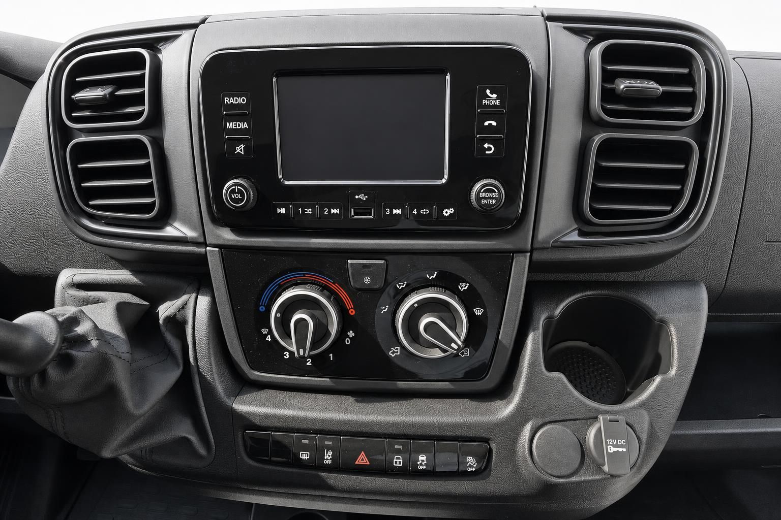 Mittelkonsole mit Touchscreen und Klimabedienung im Fiat Transporter