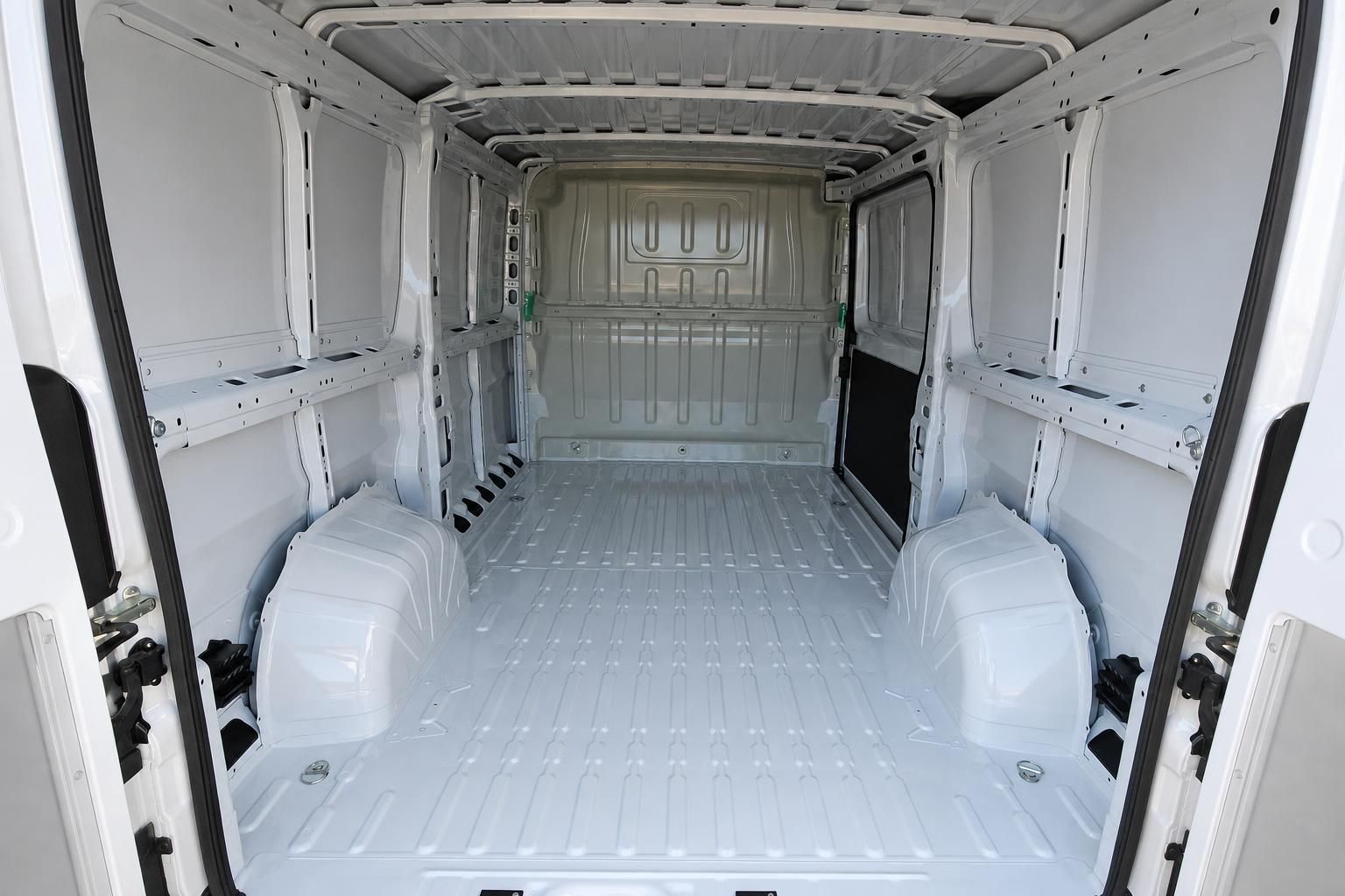 Blick in leeren Laderaum eines weißen Transporters von hinten