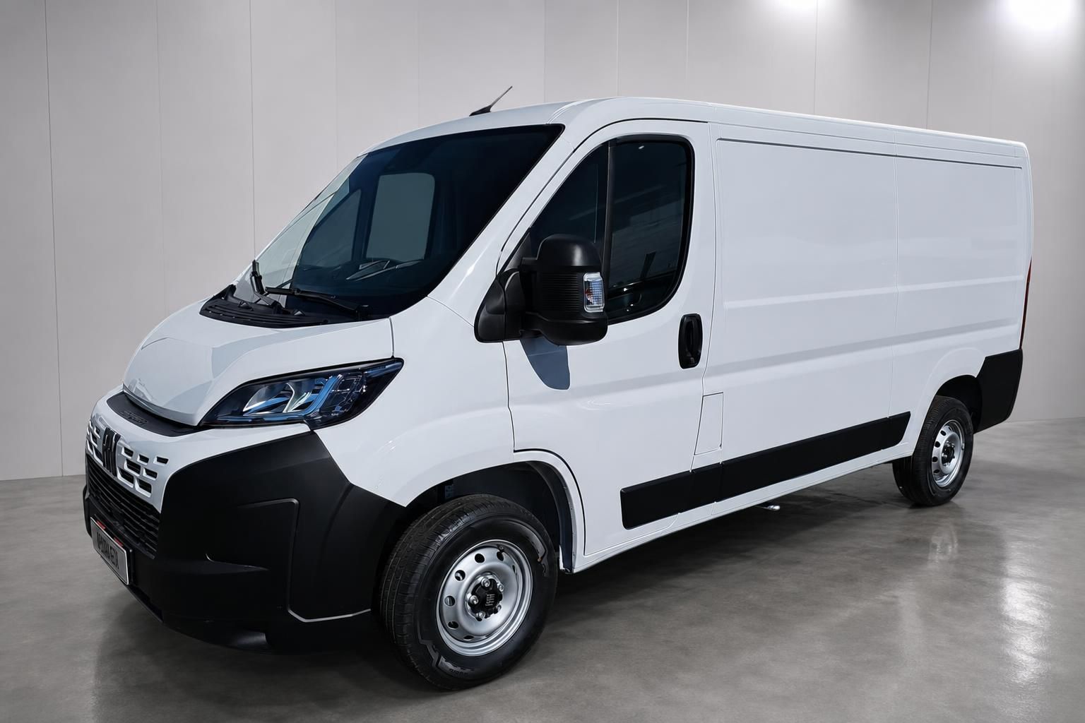 Fiat Ducato Kastenwagen weiß, Frontansicht seitlich im Studio