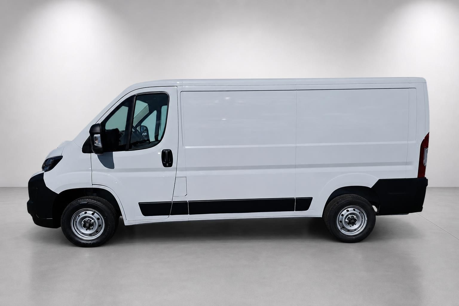 Fiat Ducato Kastenwagen weiß, Seitenansicht im Studio