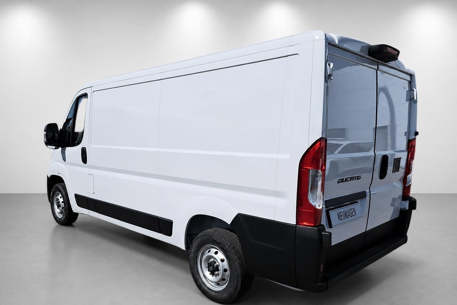 Fiat Ducato Neuwagen weiß, Heckansicht schräg von hinten