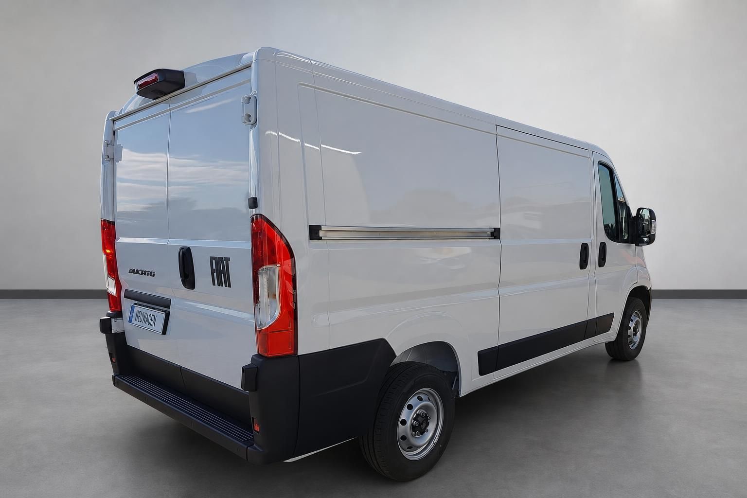 Fiat Ducato Kastenwagen weiss Heck-Seitenansicht schraeg von hinten
